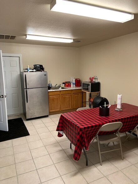 More Photos Of 2145 Stillwater, Beaumont Warehouse For Lease