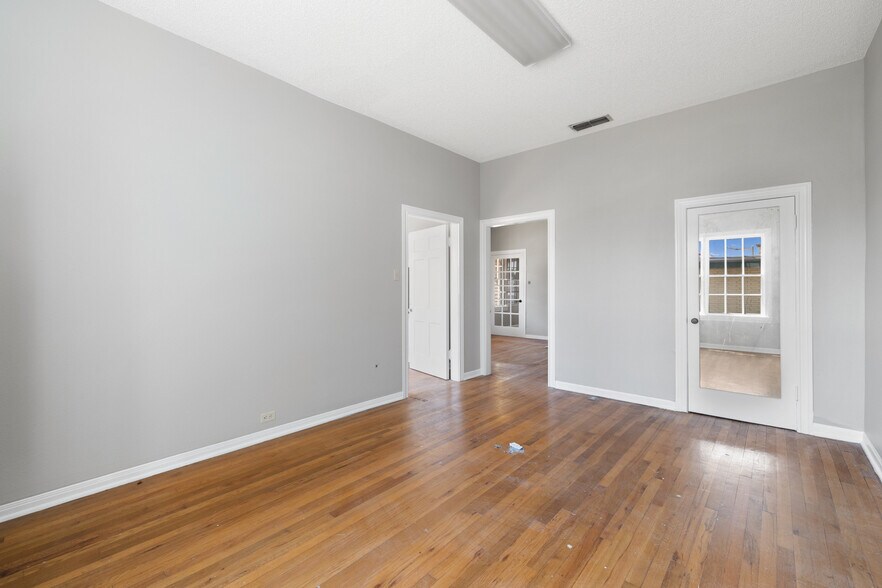 More Photos Of 620 N Main St, Taylor Storefront Retail Office For Sale