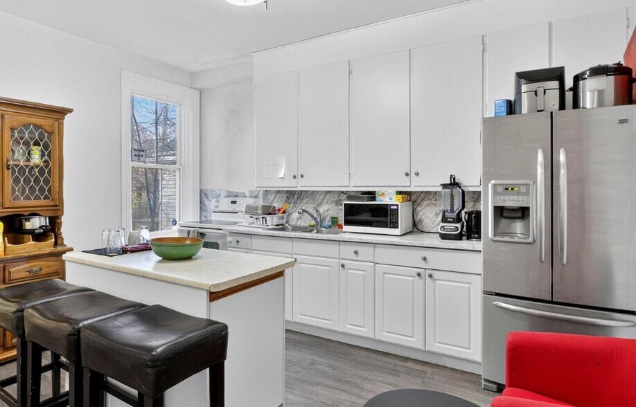 More Photos Of 271 Thomas St, Peterborough Apartments For Sale