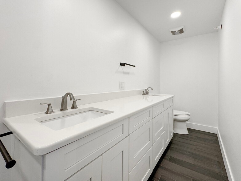 More Photos Of 10830 Navajo Dr, Saint Petersburg Showroom For Sale