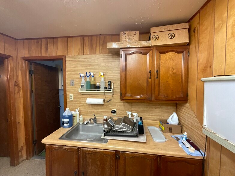 More Photos Of 1310 W Grand Ave, Yoakum Veterinarian Kennel For Sale