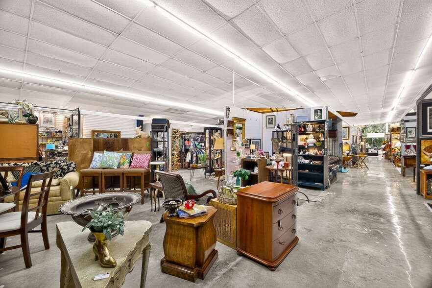 More Photos Of 1711 E Victory Dr, Savannah Storefront For Sale