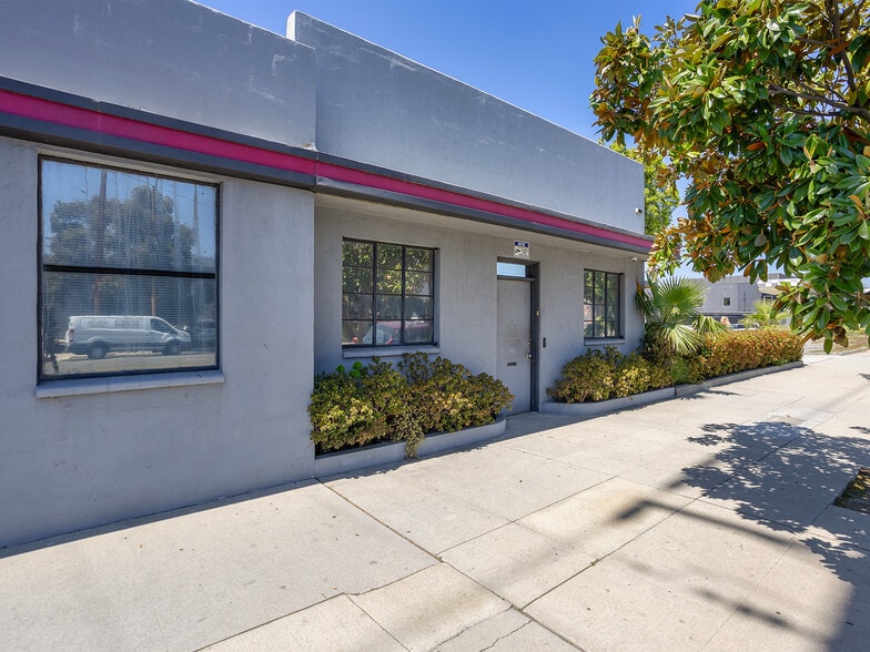 Primary Photo Of 1812 Victory Blvd, Glendale Flex For Sale