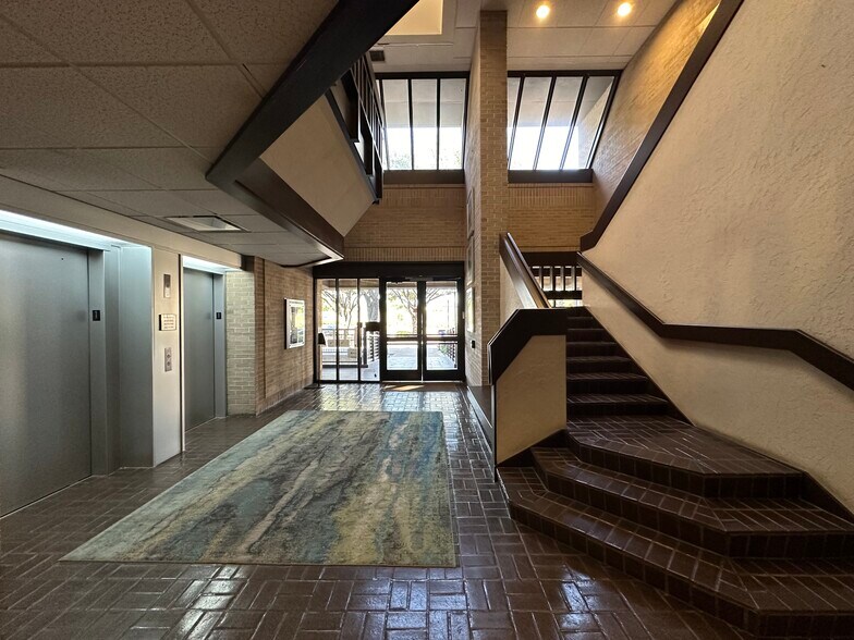 More Photos Of 375 Municipal Dr, Richardson Office For Sale