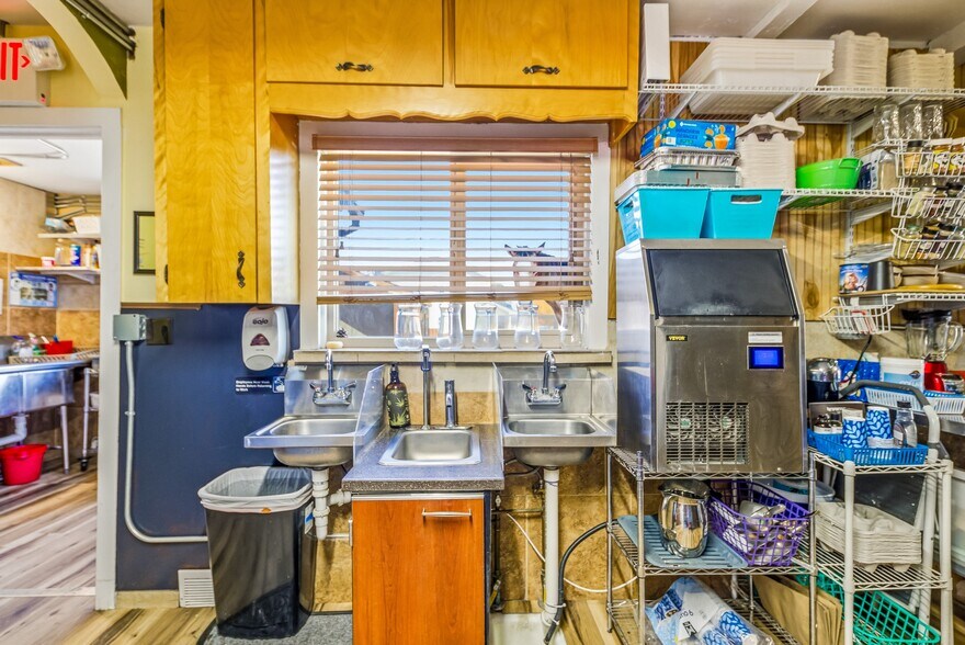 More Photos Of 1047 N 1st St, Montrose Office For Sale