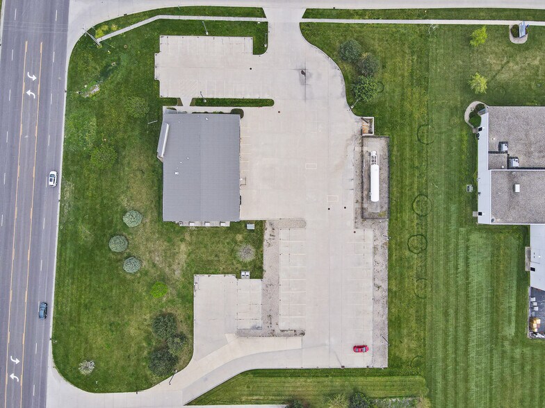 More Photos Of 2402 W Market St, Bloomington Refrigeration Cold Storage For Lease