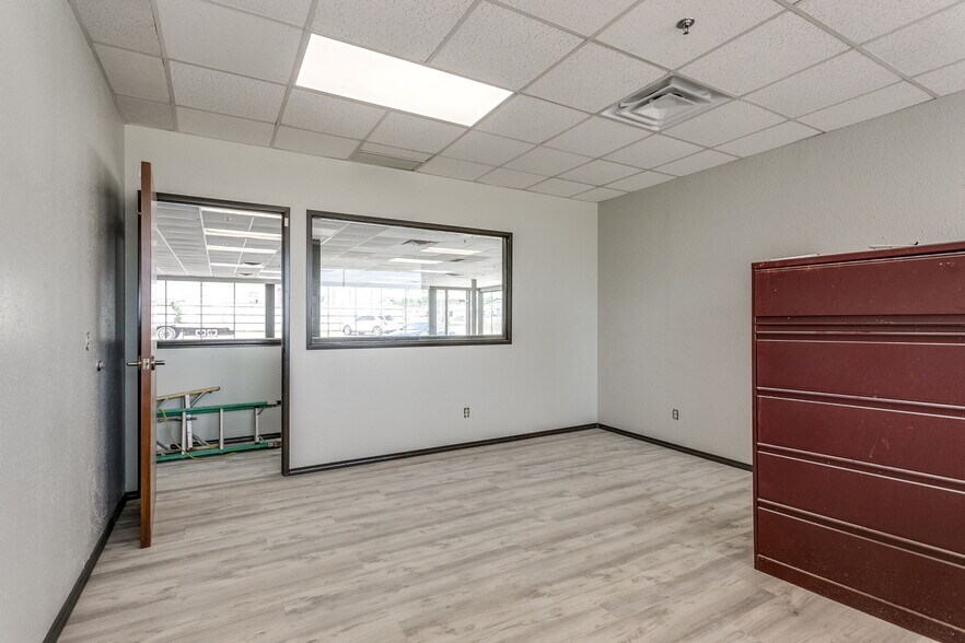 More Photos Of 3500 NW 39th St, Oklahoma City Office For Sale