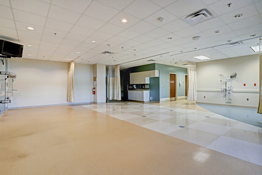 More Photos Of 505 Graham Dr, Tomball Hospital For Lease