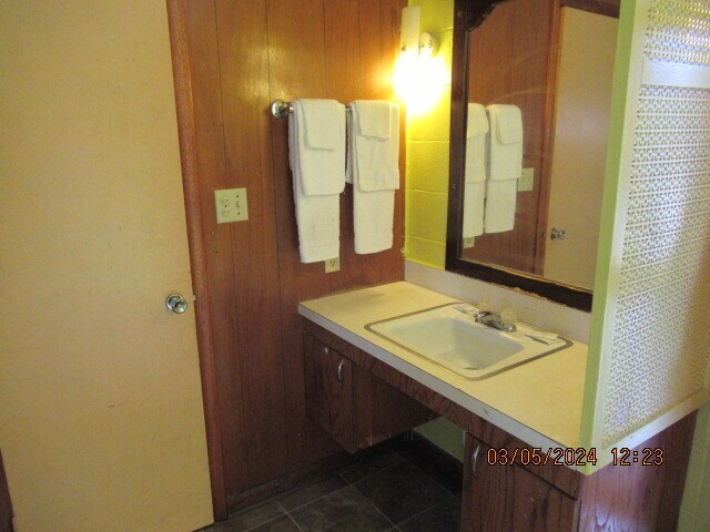 More Photos Of 424 Highway 65 Bus, Clinton Hospitality For Sale