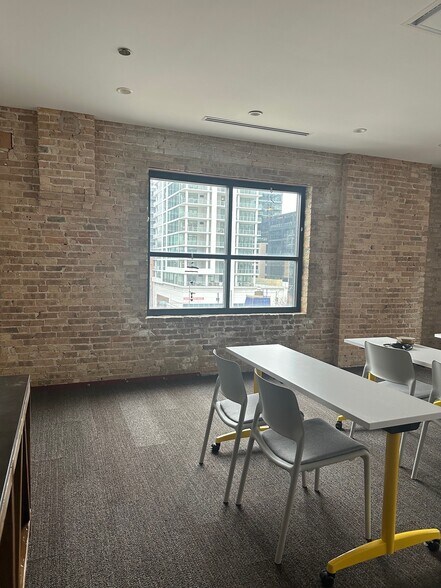 More Photos Of 646-648 N Clark St, Chicago Office For Lease