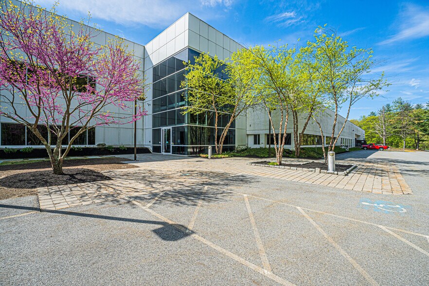 More Photos Of 10 Lyberty Way, Westford Research And Development For Lease