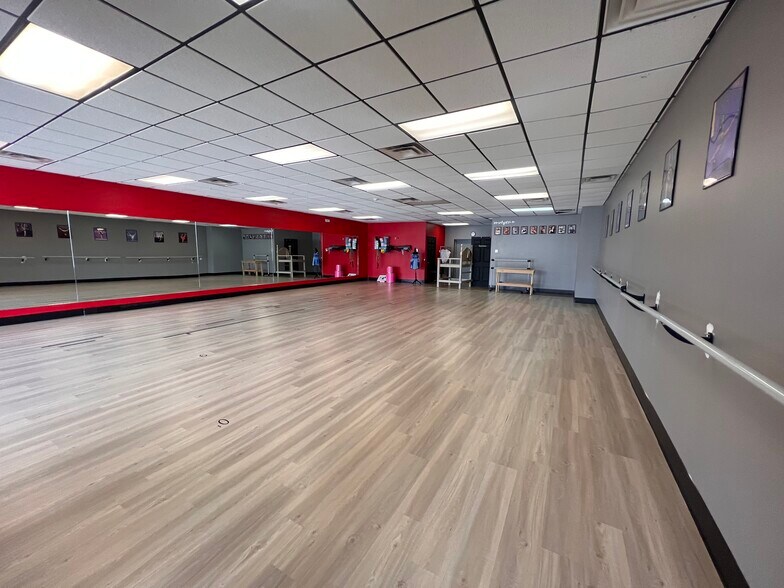 More Photos Of 917-925 Ohio Pike, Cincinnati General Retail For Lease