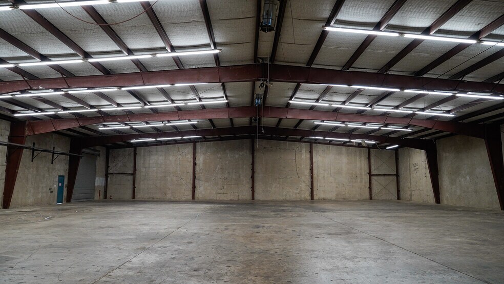 More Photos Of 828 W Broadway Ave, Fort Worth Warehouse For Lease