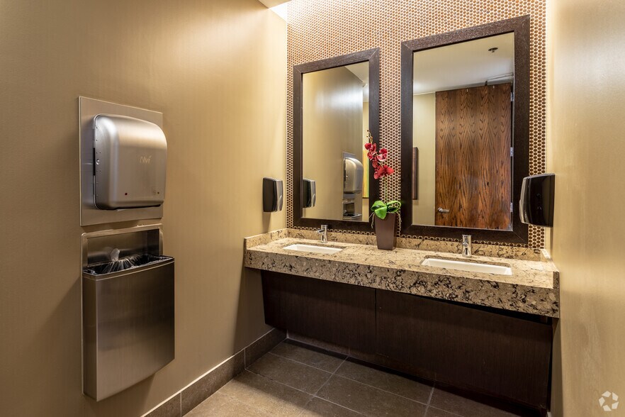 More Photos Of 10100 Reunion Pl, San Antonio Office For Sale