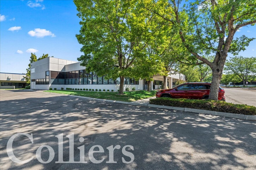 More Photos Of 600 N Steelhead Way, Boise Showroom For Sale