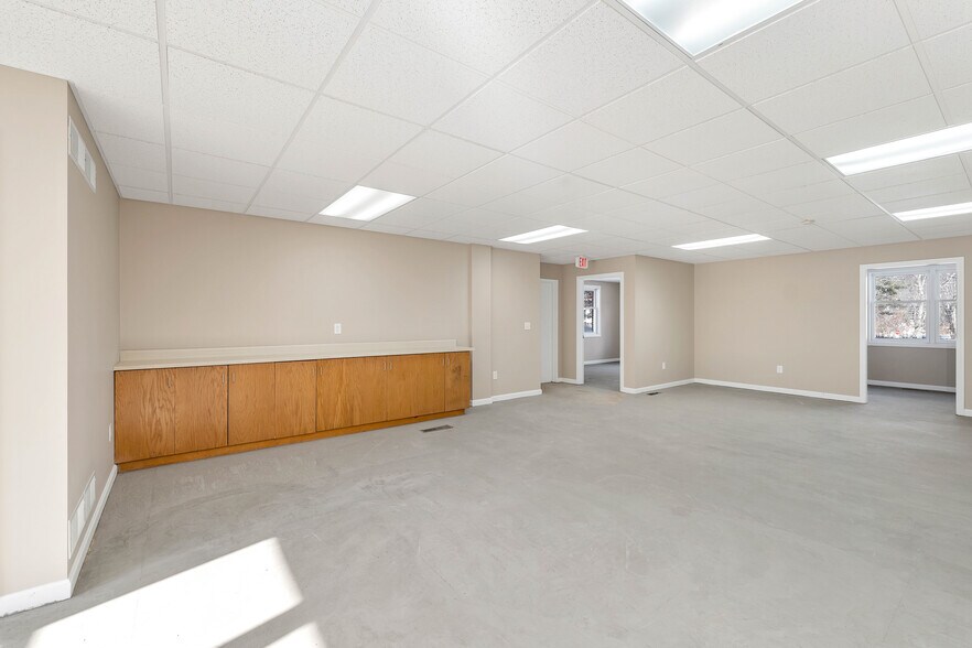 More Photos Of 5 Buttrick Rd, Londonderry Office For Lease
