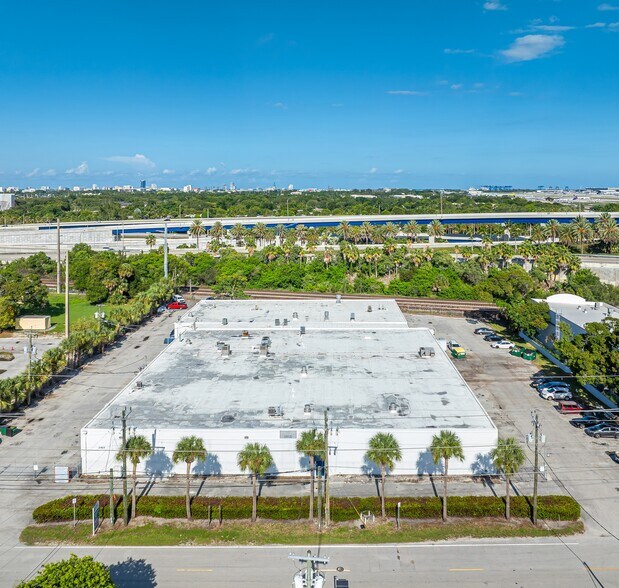 More Photos Of 2968 Ravenswood Rd, Fort Lauderdale Warehouse For Lease