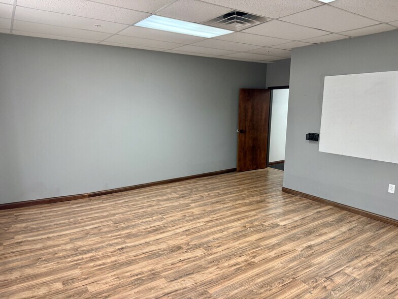 More Photos Of 641 Lincoln Way W, Massillon Showroom For Lease
