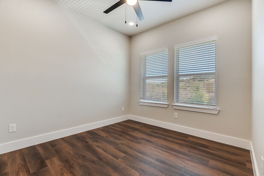 More Photos Of 6655 Mountain Trl, Dallas Apartments For Sale