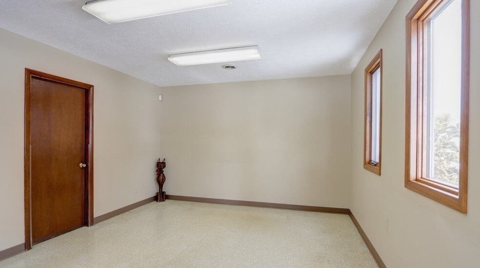 More Photos Of 762 Pre Emption Rd, Geneva Veterinarian Kennel For Sale