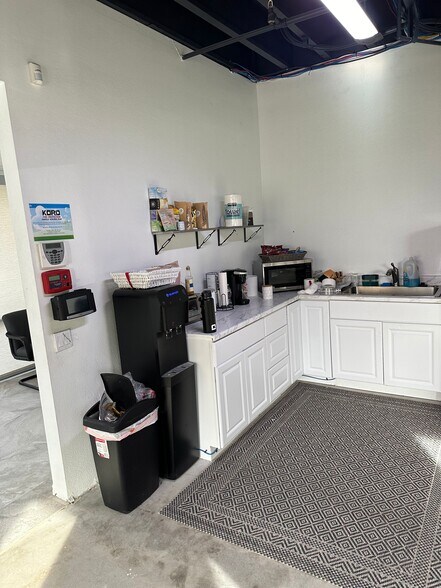 More Photos Of 77530 Enfield Ln, Palm Desert Showroom For Lease