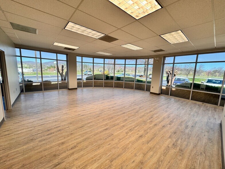 More Photos Of 5310 Valley Park Dr, Roanoke Unknown For Lease