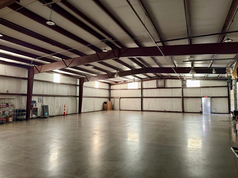More Photos Of 254 Greenhouse Rd, Bentonville Flex For Lease