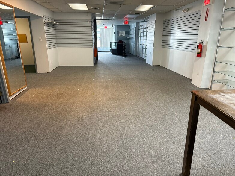 More Photos Of 2105 Military Rd, Niagara Falls General Retail For Lease