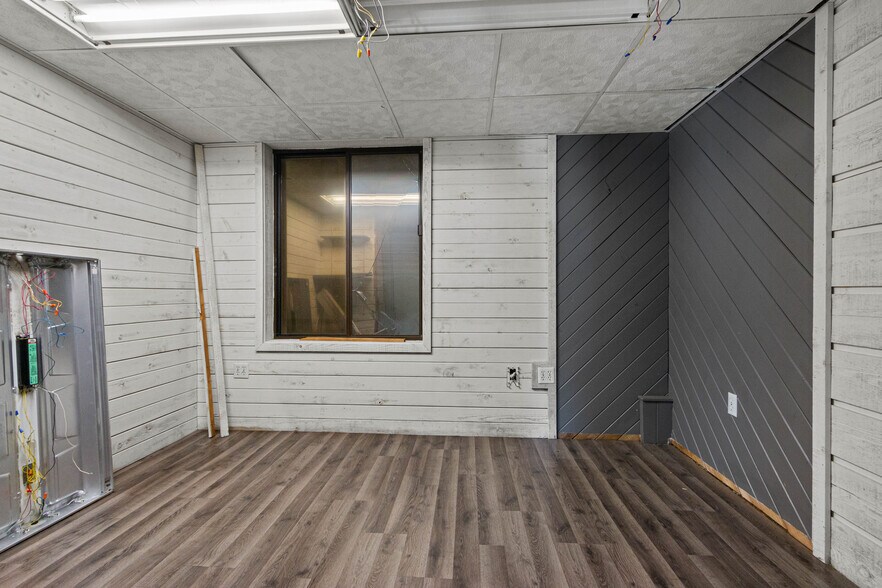 More Photos Of 108 S Front St, Coloma General Retail For Sale