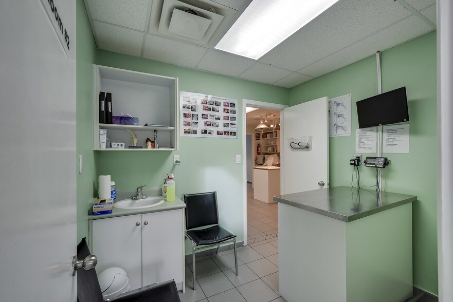 More Photos Of 3711-3763 Delbrook Ave, North Vancouver General Retail For Lease