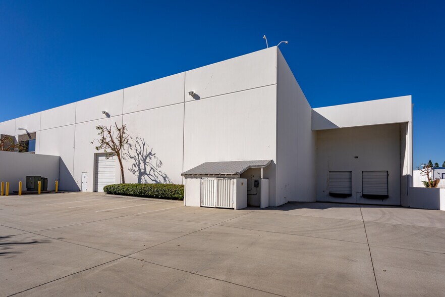 More Photos Of 10730 Bell Ct, Rancho Cucamonga Warehouse For Lease