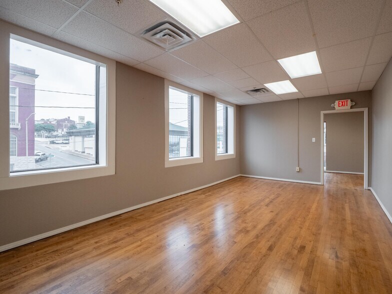 More Photos Of 122 E Carl Albert Pky, Mcalester Office For Sale