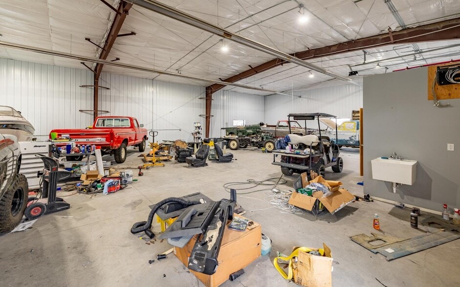 More Photos Of 528 Blackburn St, Cody Auto Repair For Sale