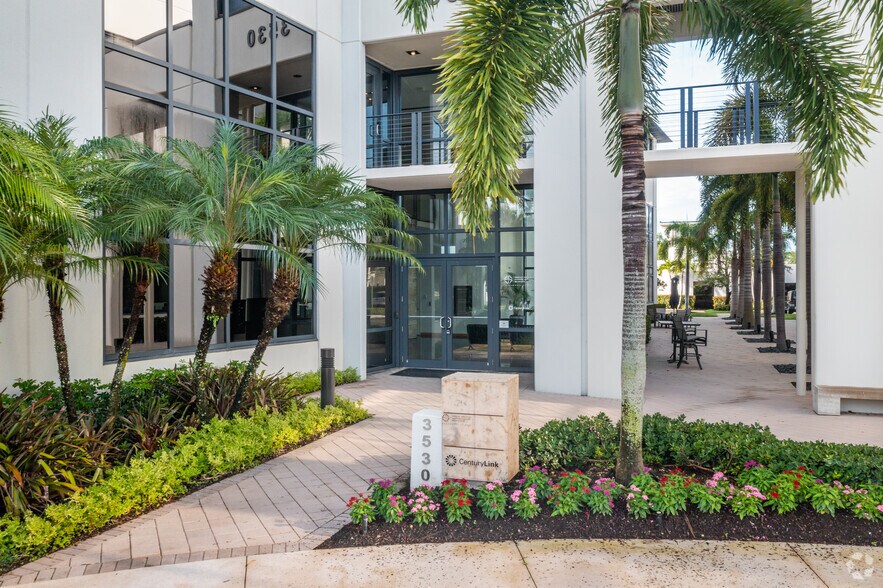 More Photos Of 3530 Kraft Rd, Naples Medical For Lease