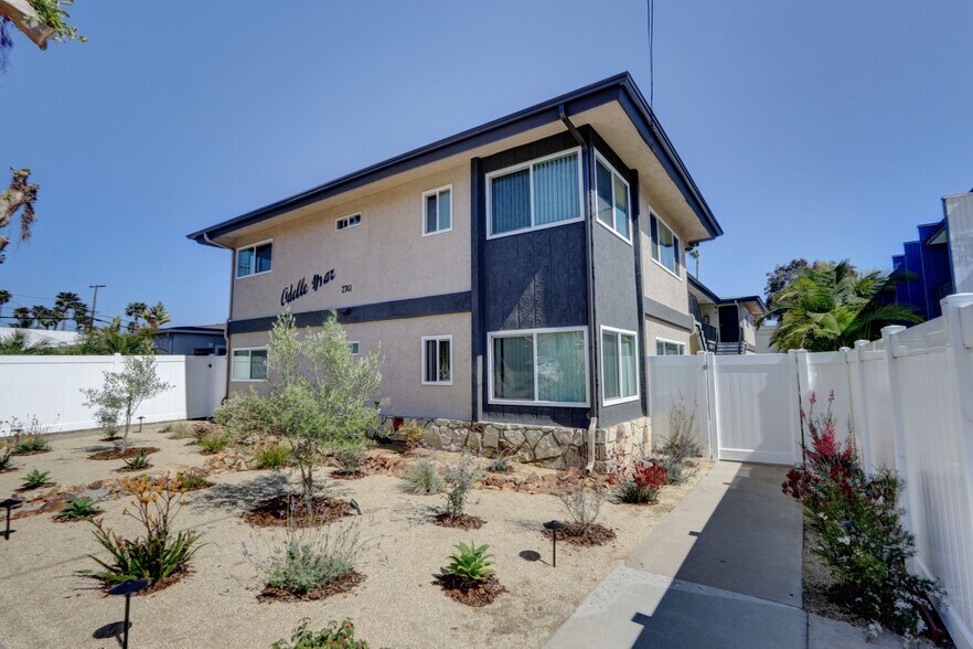 More Photos Of 2741 Hornblend St, San Diego Apartments For Sale