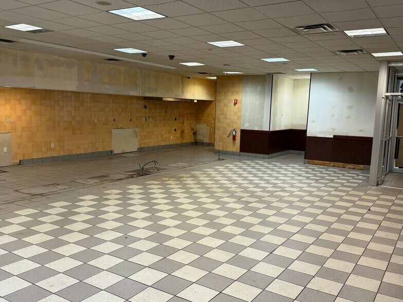 More Photos Of 546 Deering Ave, Portland Freestanding For Lease