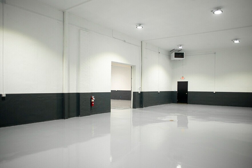 More Photos Of 170 Sedore Ave, Fairview Warehouse For Lease