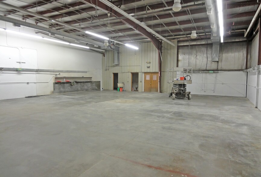 More Photos Of 22011-22043 Industrial Blvd, Rogers Light Manufacturing For Lease