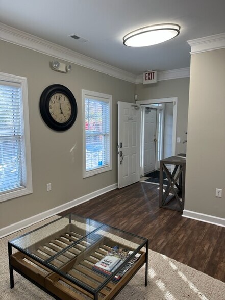 More Photos Of 6501 Creedmoor Rd, Raleigh Office Residential For Lease