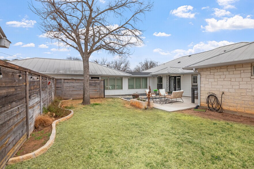 More Photos Of 608 W Morse St, Fredericksburg Specialty For Sale