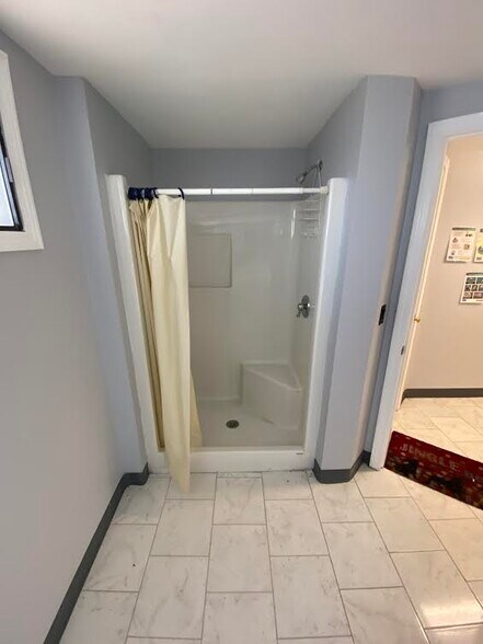 More Photos Of 34 Lafayette Rd, North Hampton Freestanding For Lease