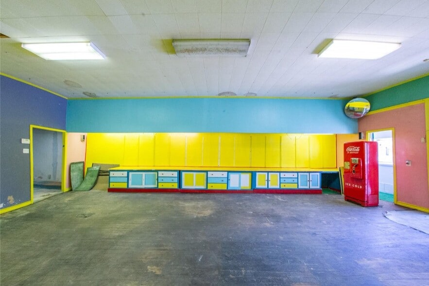 More Photos Of 1222 Main St, Commerce General Retail For Sale