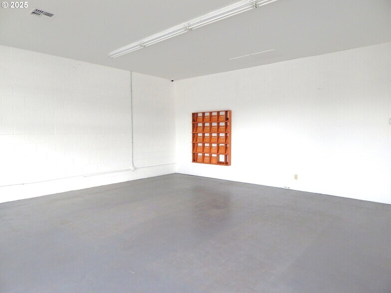 More Photos Of 330 NE Garden Valley Blvd, Roseburg Freestanding For Lease