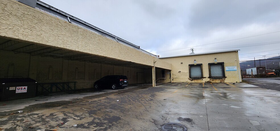 More Photos Of 730 N Main St, Waterbury Warehouse For Lease