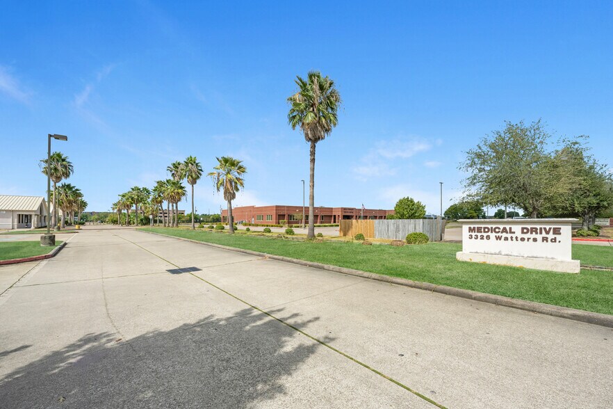 More Photos Of 3326 Watters Rd, Pasadena Office For Sale