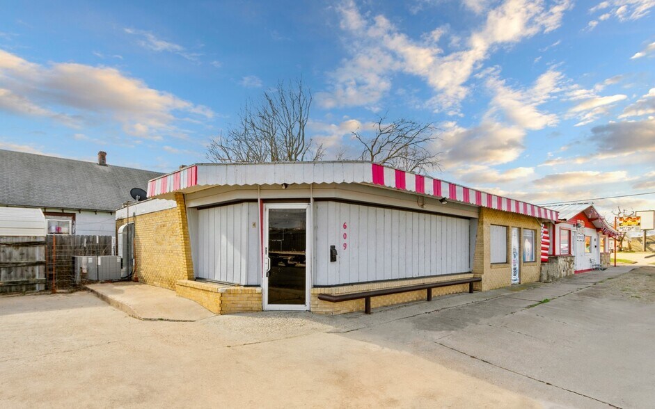 Primary Photo Of 609 W Madison Ave, Arkansas City Bar For Sale