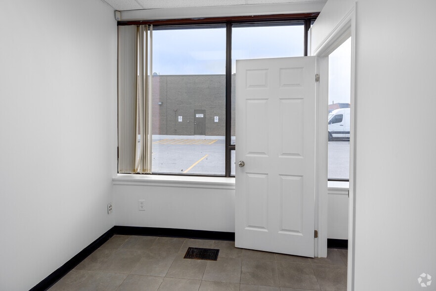 More Photos Of 270 Esna Park Dr, Markham Service For Lease