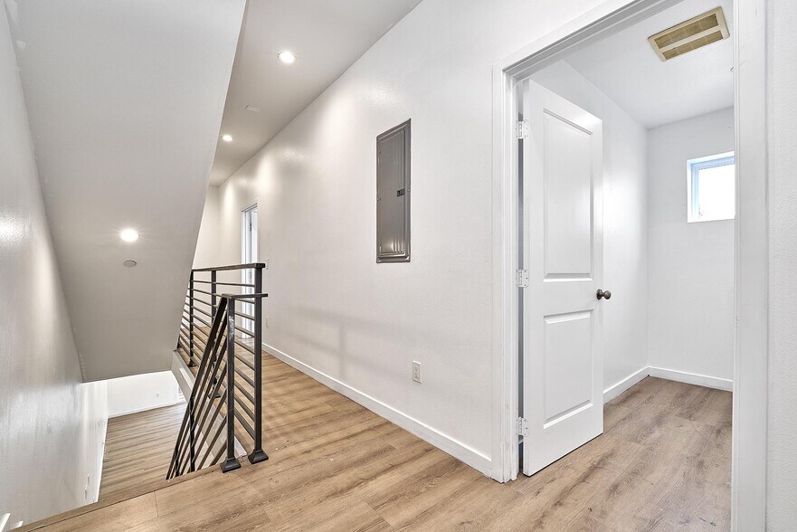 More Photos Of 550 W 47th St, Los Angeles Apartments For Sale