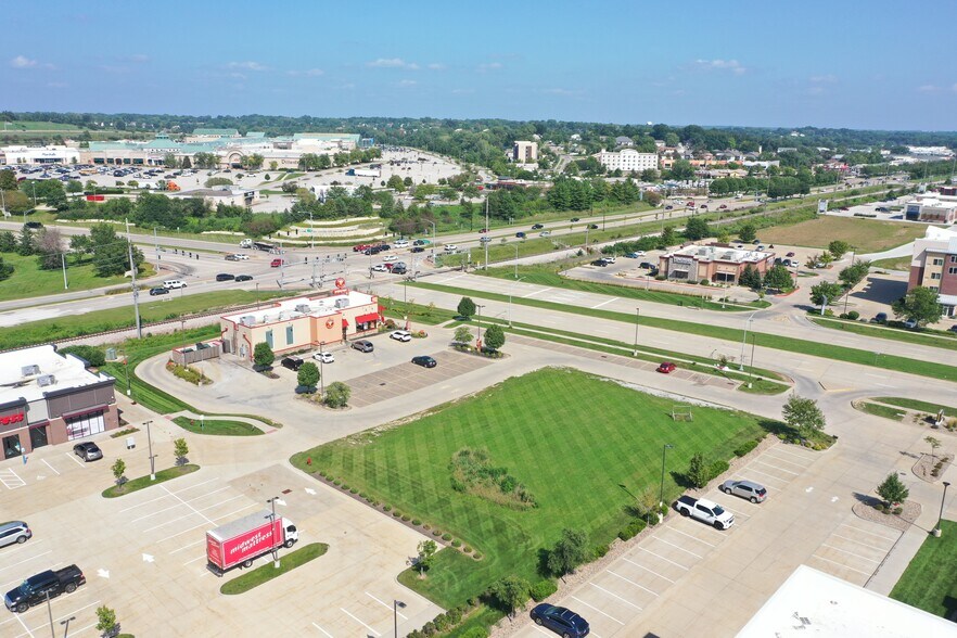 More Photos Of 746 Coral Ridge Ave, Coralville General Retail For Sale