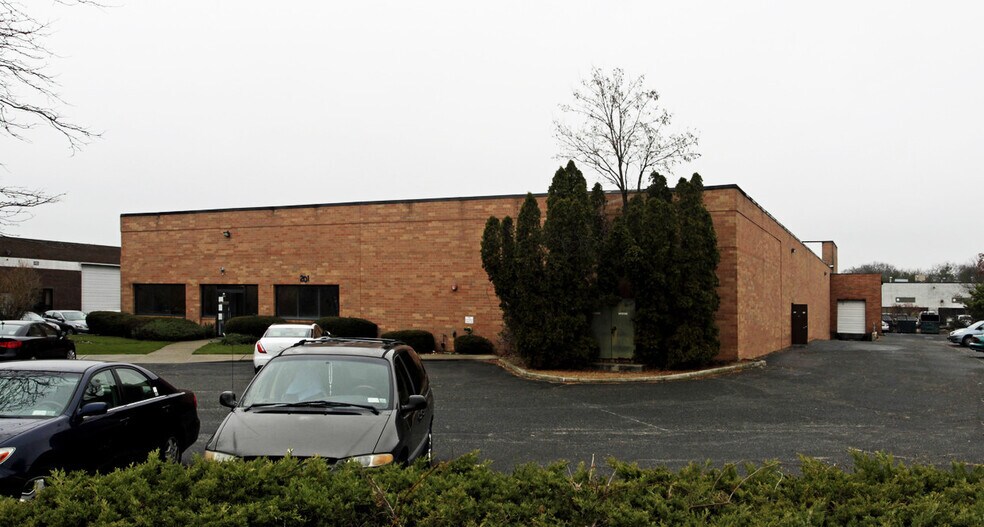 More Photos Of 201 Christopher St, Ronkonkoma Manufacturing For Lease